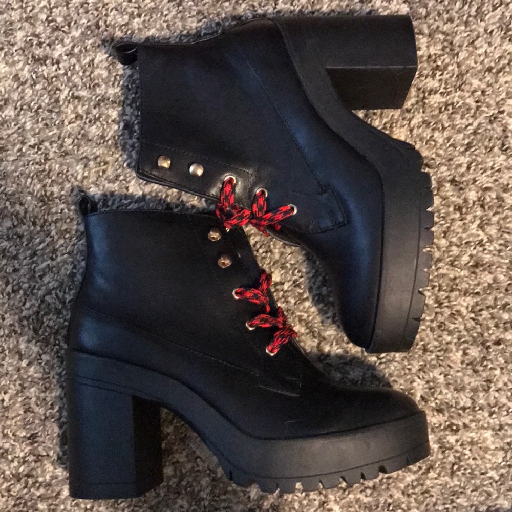 SALE🚨NWOT Black heeled booties ❣️